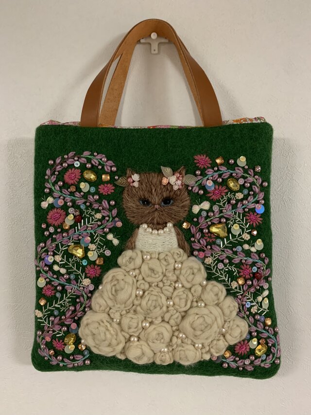 日本最大の 黒猫さんと鳥刺繍 羊毛フェルト生地のバッグ バッグ(女性用 