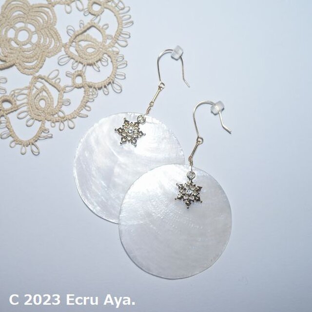 *窓の雪*窓貝とスノウフレークのピアス