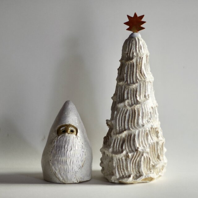 白いクリスマスツリーと白いサンタ