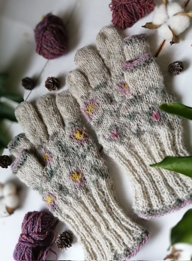 名残の薔薇〜編み込み模様のスマホ対応５本指手袋