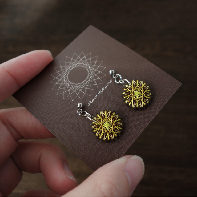 ちいさな魔法陣のピアス（黄色）｜耳元を優しく彩る小ぶりな絹糸ピアス｜毎日使える上品アクセサリー