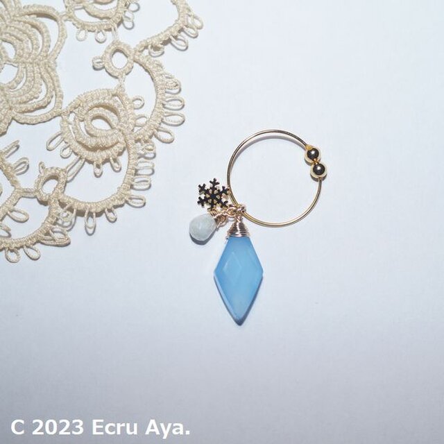 *雪の朝*カルセドニーとスノウフレークのイヤーカフ