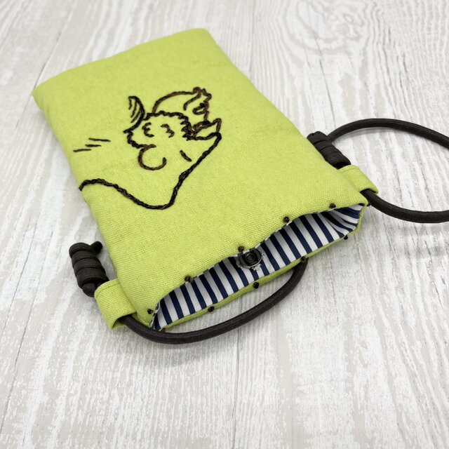 手刺繍スマホショルダー ゴリラ | iichi 日々の暮らしを心地よくする