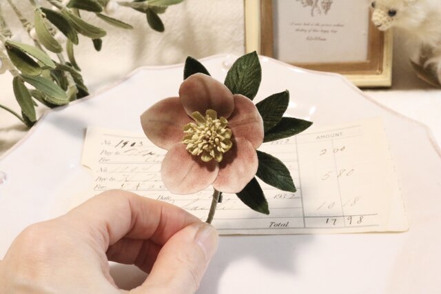 布花 クリスマスローズブローチ 1063 | iichi 日々の暮らしを 布花 クリスマスローズブローチ 1063 | iichi 日々の暮らしを