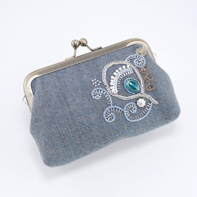 ビーズ刺繍のがま口ポーチ マチ付き ブルーグレー | iichi 日々の