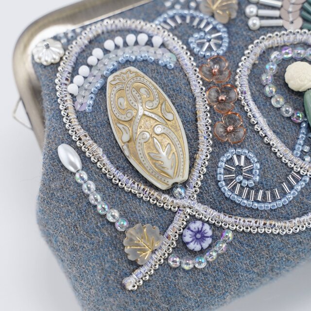 【MADDALENA MARCONI】イタリア製 ビーズ刺繍 ガマ口 ポーチ ビーズ刺繍のがま口ポーチ マチ付き ブルーグレー | iichi 日々の