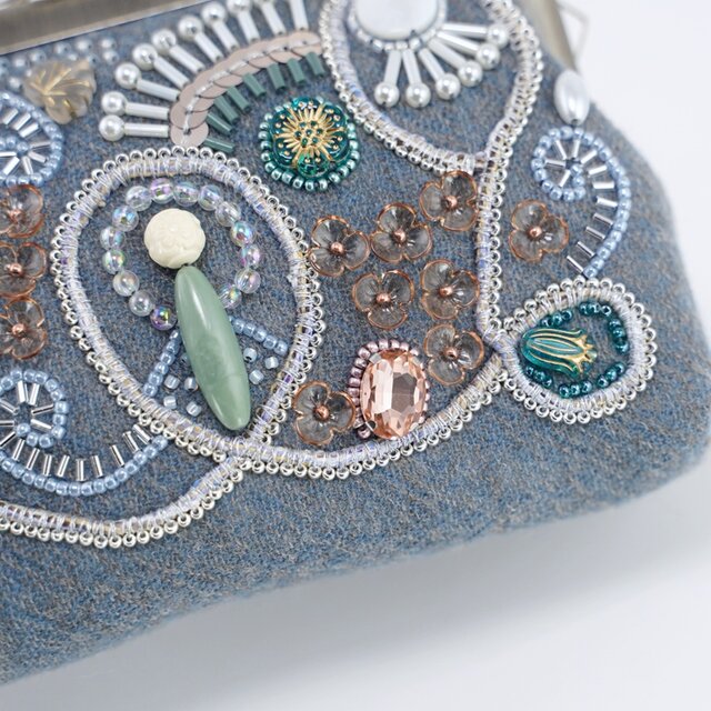 ビーズ刺繍のがま口ポーチ マチ付き ブルーグレー | iichi 日々の
