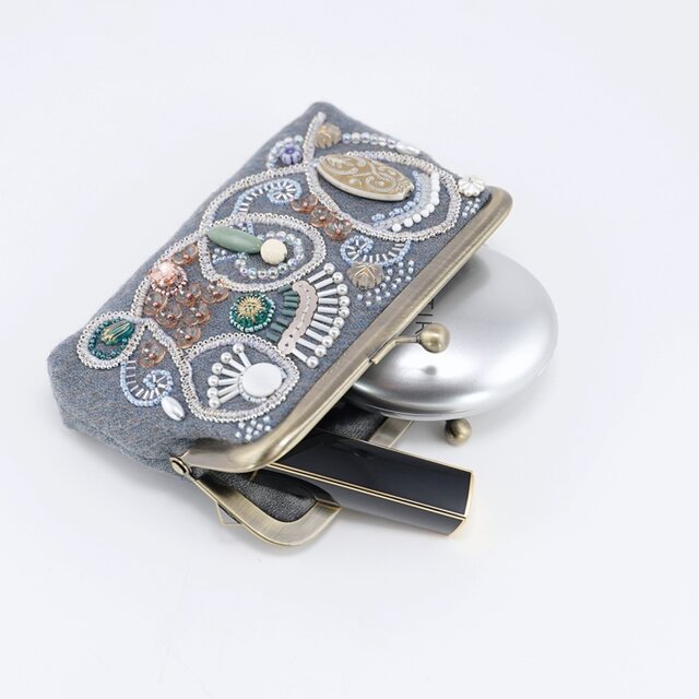 ビーズ刺繍のがま口ポーチ マチ付き ブルーグレー | iichi 日々の