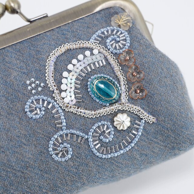 ビーズ刺繍のがま口ポーチ マチ付き ブルーグレー | iichi 日々の