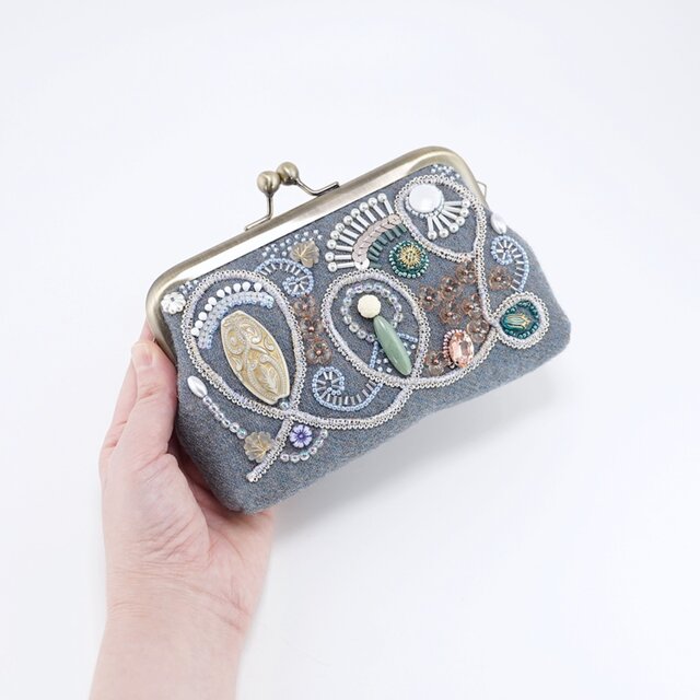 ビーズ刺繍のがま口ポーチ マチ付き ブルーグレー | iichi 日々の