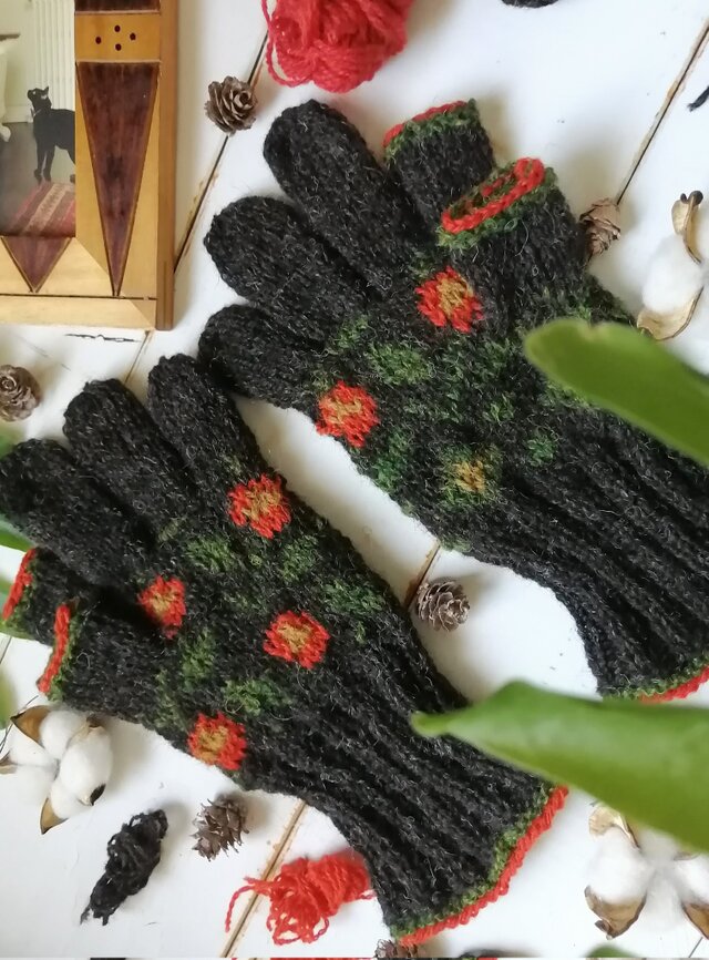 夜と薔薇〜編み込み模様のスマホ対応５本指手袋