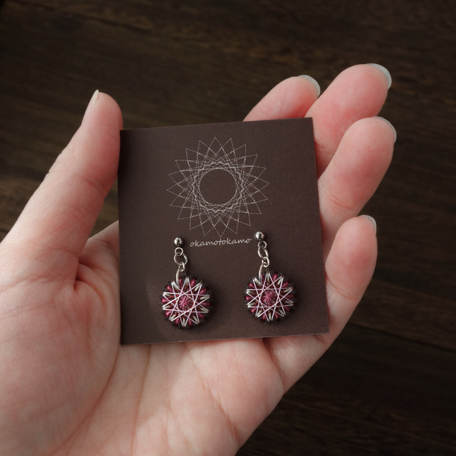 ちいさな魔法陣のピアス（赤紫）｜落ち着いた華やかさの絹糸ピアス｜上品で控えめな大人デザイン