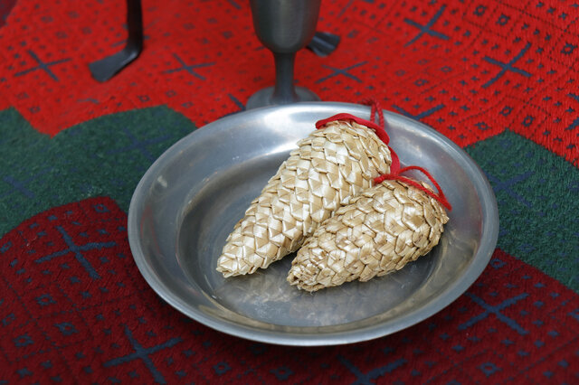 藁のオブジェ（松ぼっくり） | iichi 日々の暮らしを心地よくする