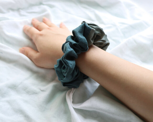 洋服屋さんが作るハンドメイドボリュームシュシュ／リネン／ネイビー