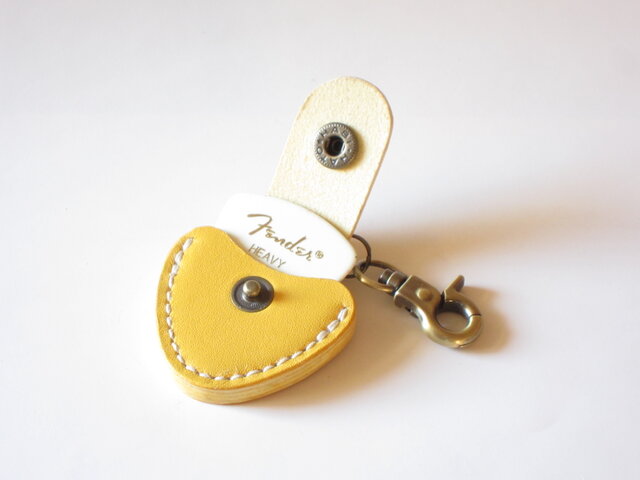 4名さま　ビックキーホルダー1つ　ハガキ3枚 □ ギターピックケース：黄色□約W44xD13xH43（革部分）・85