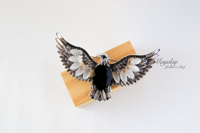 空に飛ぶかっこいい鷹のブローチ』 | iichi 日々の暮らしを心地よく