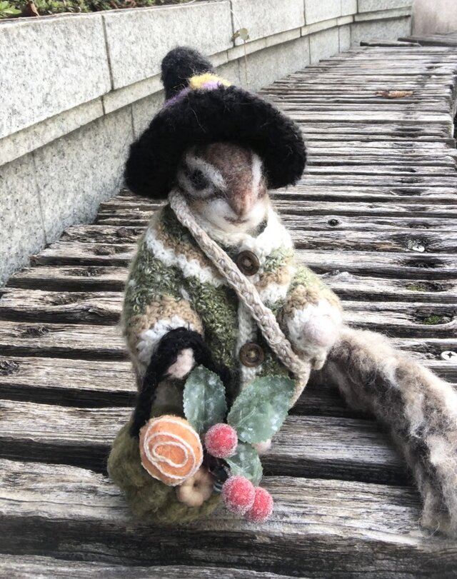 羊毛フェルトのシマリス男の子　冬のおしゃれな装い