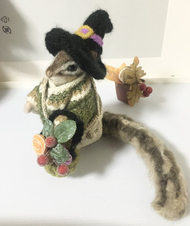 羊毛フェルトのシマリス男の子 冬のおしゃれな装い | iichi 日々の