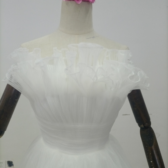 華やか ウエディングドレス 胸元フリル 可愛い 柔らかく重ねたチュールスカ 花嫁/前撮り