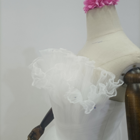 豪華！オフホワイト 胸元フリル 柔らかく重ねたチュールスカート 編み上げ 前撮りウェディングドレス