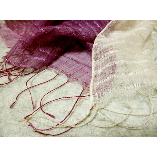 シルク混ストール（ボカシ染・横段織り）（赤紫色濃淡 白色） | iichi