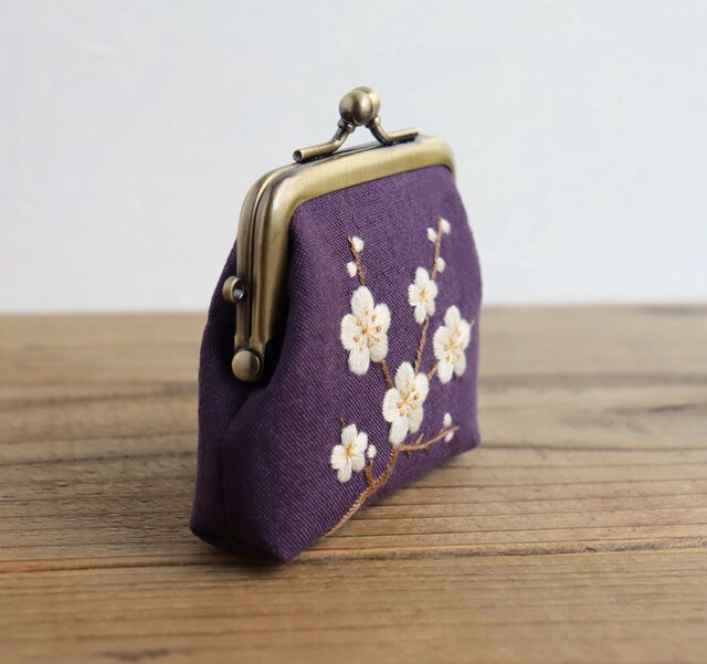 手刺繍の小さな角がま口『白梅』【受注制作】 | iichi 日々の