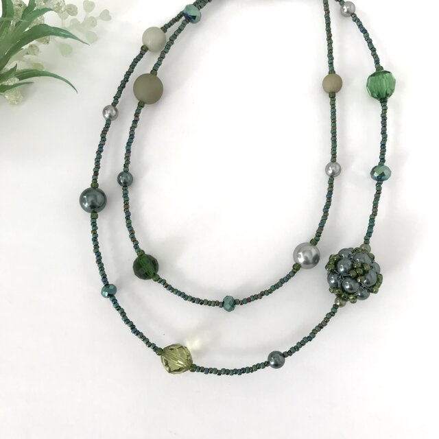 ビーズボールの大ぶりロングネックレス　エメラルド グリーン