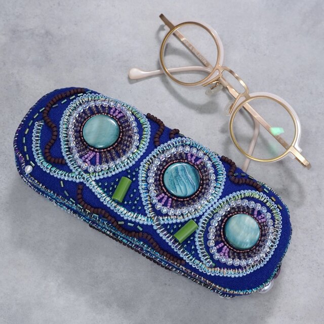 ビーズ刺繍の眼鏡ケース　ハードケース　両面刺繍　ブルー　ウール