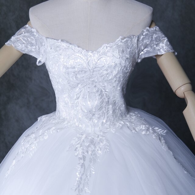 豪華！ウェディングドレス オフショルダー キラキラ光る刺繍 リボン フレアスカート 結婚式/披露宴