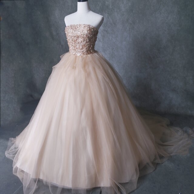 ウェディングドレス抜群のおしゃれ見え ウェディングドレス 薄シャンパンの色 3D立体レース刺繍花嫁