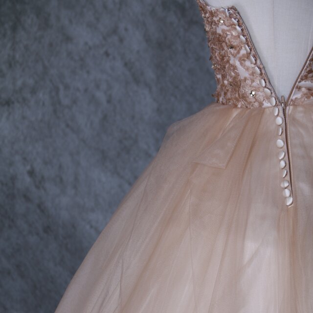 ウェディングドレス抜群のおしゃれ見え ウェディングドレス 薄シャンパンの色 3D立体レース刺繍花嫁