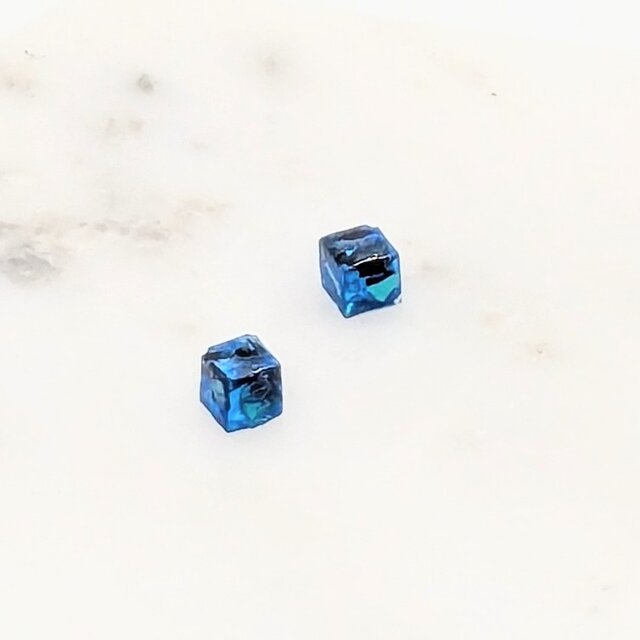 小さなブルー螺鈿のキューブピアスイヤリング1549