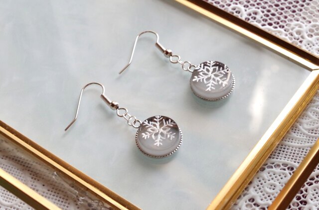 レジンアート 雪の結晶のラウンドピアス〈グレー〉 | iichi 日々の