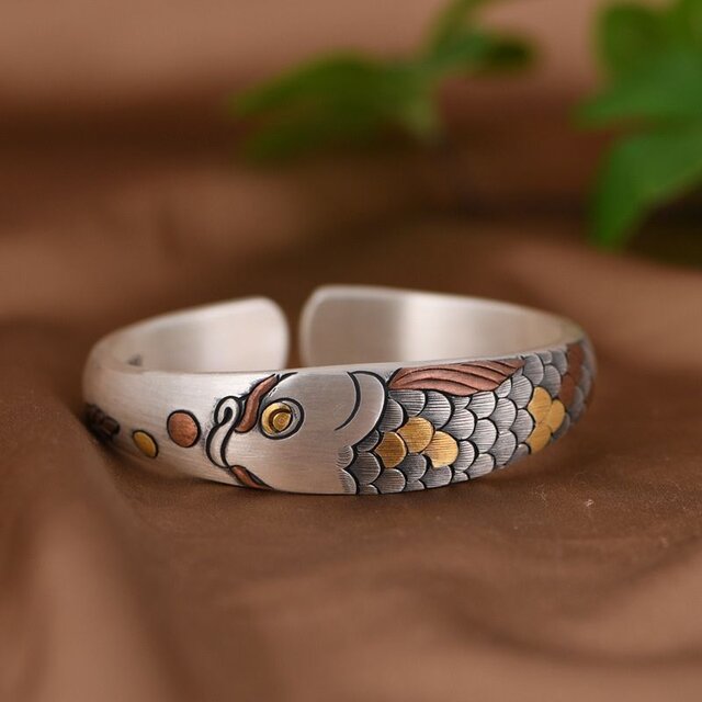 純銀製の鯉バングル - 和風デザインで手元を華やかにB061 | iichi 日々