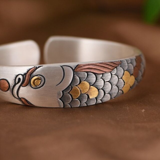 純銀製の鯉バングル - 和風デザインで手元を華やかにB061 | iichi 日々