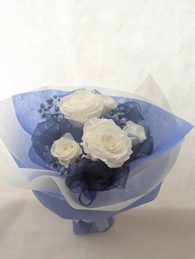 プリザーブドフラワー/白い薔薇5輪とたっぷりブルーオーガンジーリボンのふんわり花束（花束ラッピング）
