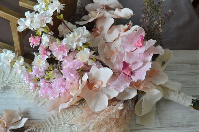 春ウェディング】桜と胡蝶蘭のクラッチブーケ＊ブートニア | iichi