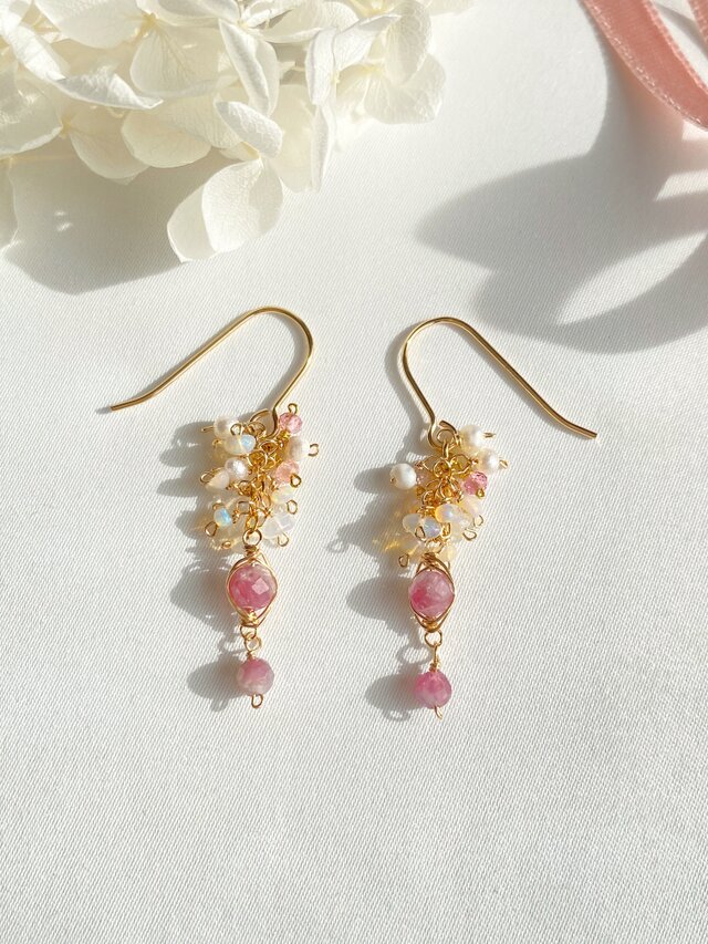 14kgf 梅花トルマリンとオパール、ベビーパールのデザインピアス