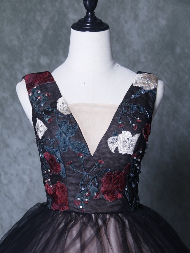 エレガント カラードレス 黒 キラキラ光る刺繍 Vネック 編み上げ クラシカル 拳式