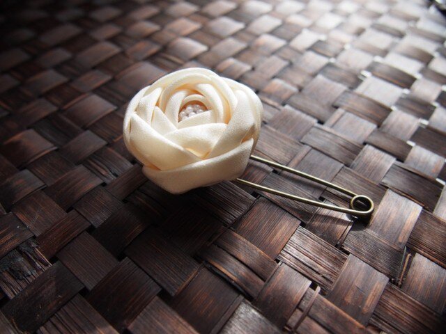 つまみ細工☆玉薔薇のショールピンブローチホワイトの画像1枚目