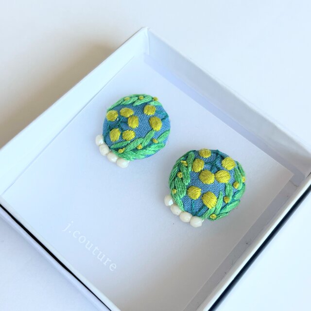 ミモザの刺繍ピアス(botanical）#229 | iichi 日々の暮らしを心地よく