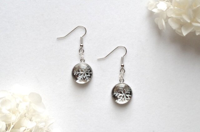 レジンアート 雪の結晶のラウンドピアス〈シルバー〉 | iichi 日々の