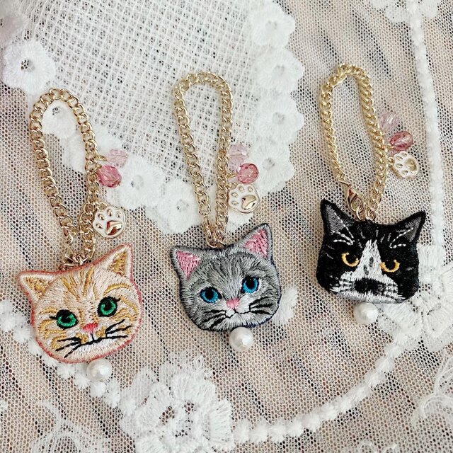新作/猫さん刺繍と花束ビジューのバッグチャーム♡ | iichi 日々の