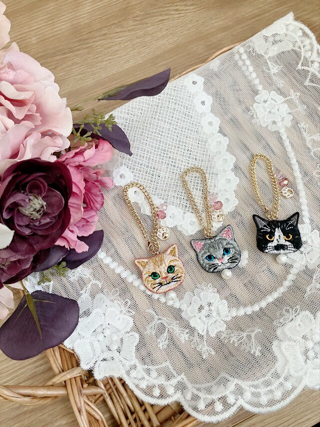 新作/猫さん刺繍と花束ビジューのバッグチャーム♡ | iichi 日々の 