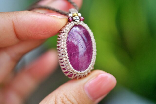 透明気泡☆ルビー マクラメネックレス1438 | iichi 日々の暮らしを