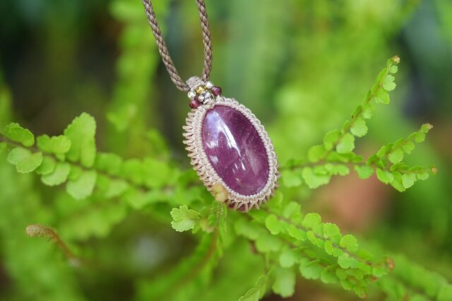 透明気泡☆ルビー マクラメネックレス1438 | iichi 日々の暮らしを