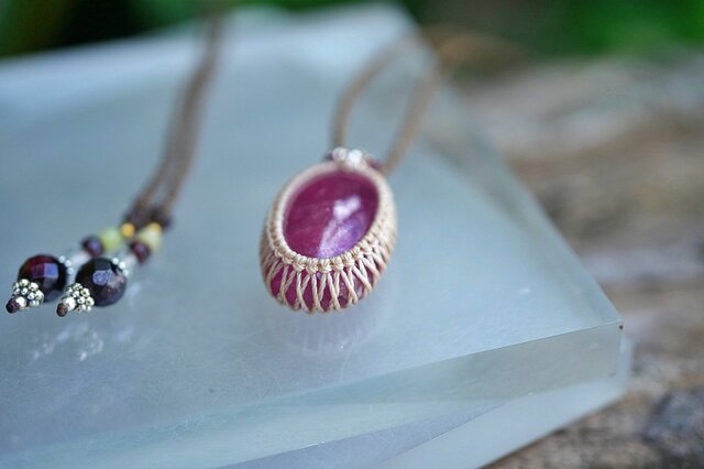 透明気泡☆ルビー マクラメネックレス1438 | iichi 日々の暮らしを