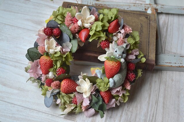 うさぎといちご＊ベリーのwreath | iichi 日々の暮らしを
