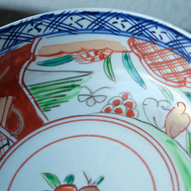 花と鳥と桃◇ポップな雰囲気。伊万里 色絵金彩六寸浅型鉢 碗 骨董 
