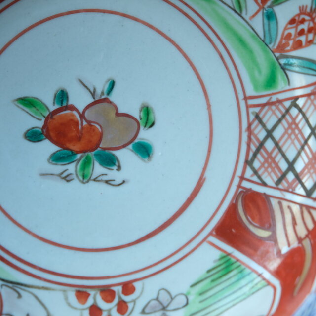 花と鳥と桃◇ポップな雰囲気。伊万里 色絵金彩六寸浅型鉢 碗 骨董 